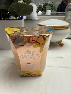 Glade Vanilla Merry Fun Candle – Cream & Yellow Accent